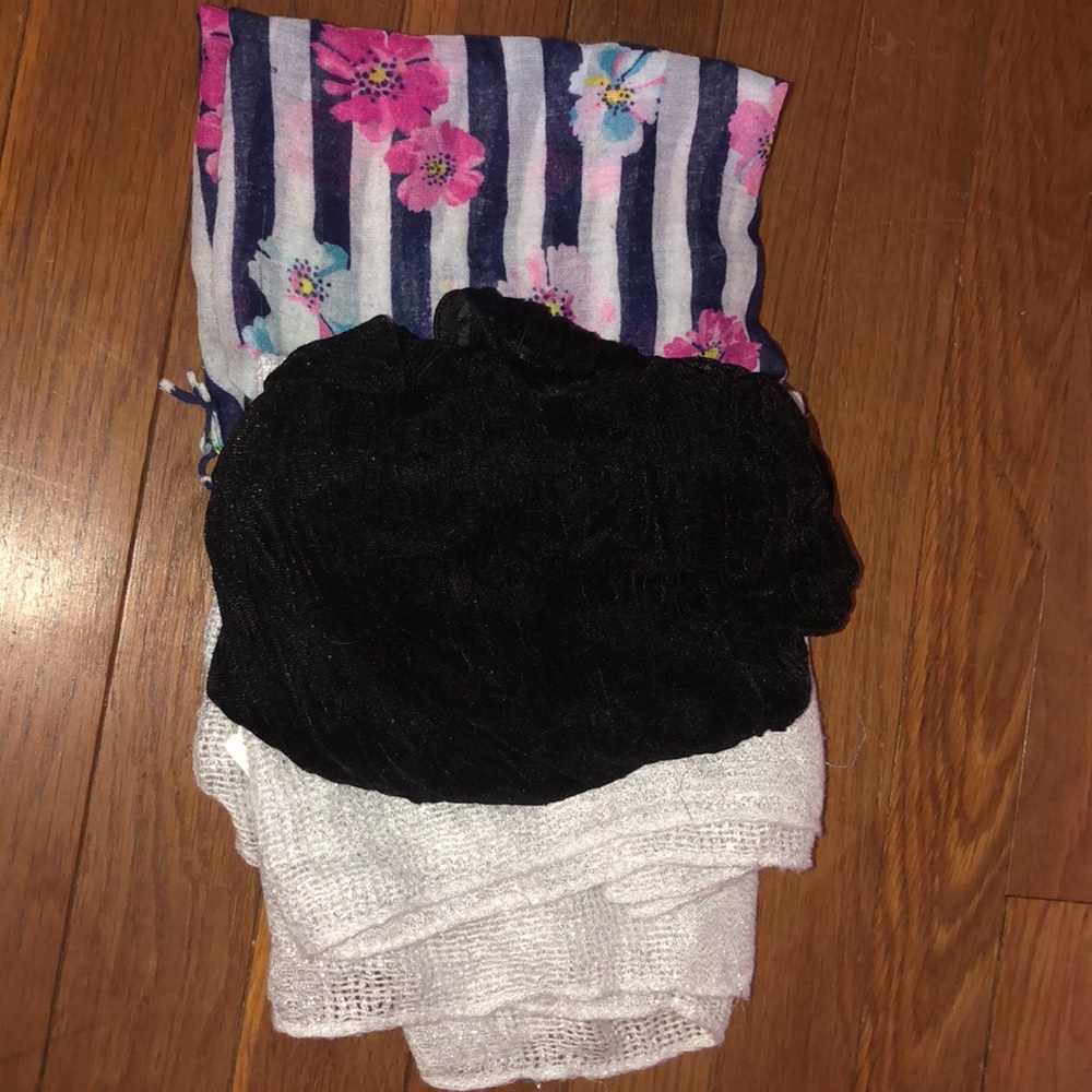 Set of three scarfs